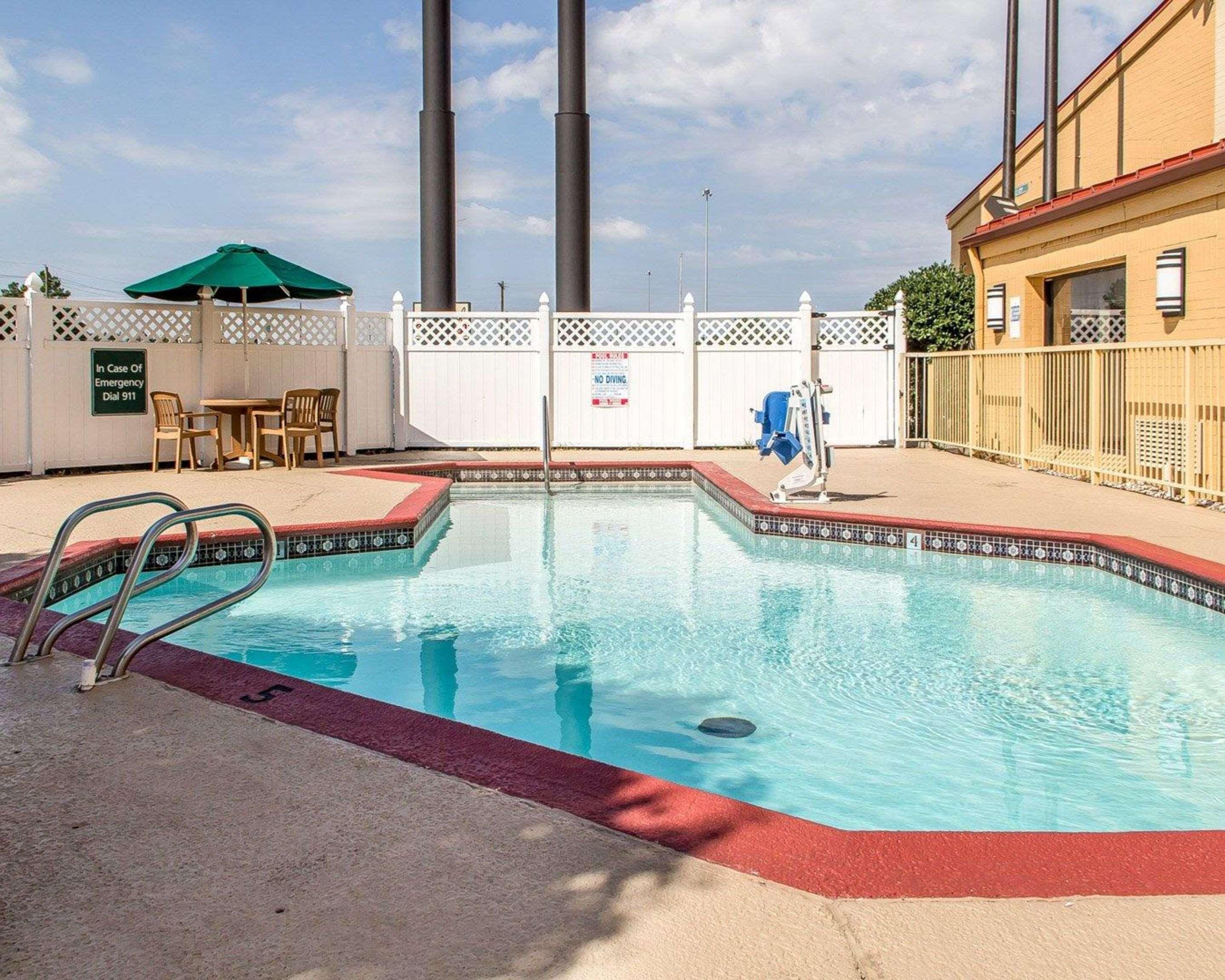 Quality Inn Tulsa Central מראה חיצוני תמונה